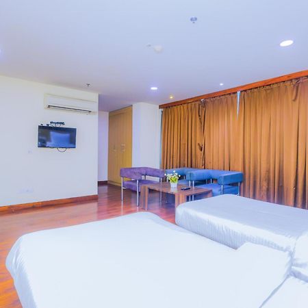 Hyphen Business Hotel Noida Eksteriør bilde