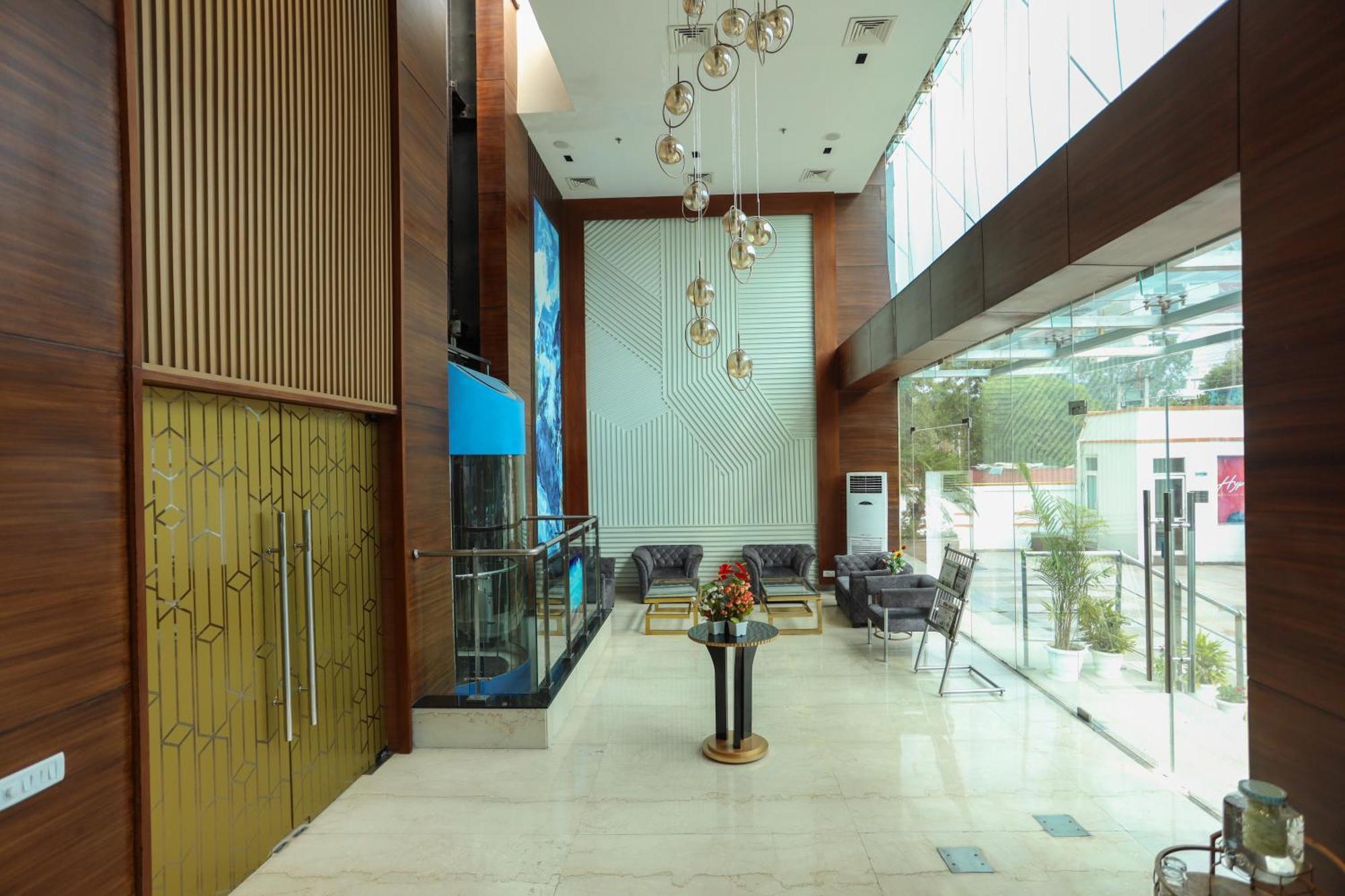 Hyphen Business Hotel Noida Eksteriør bilde