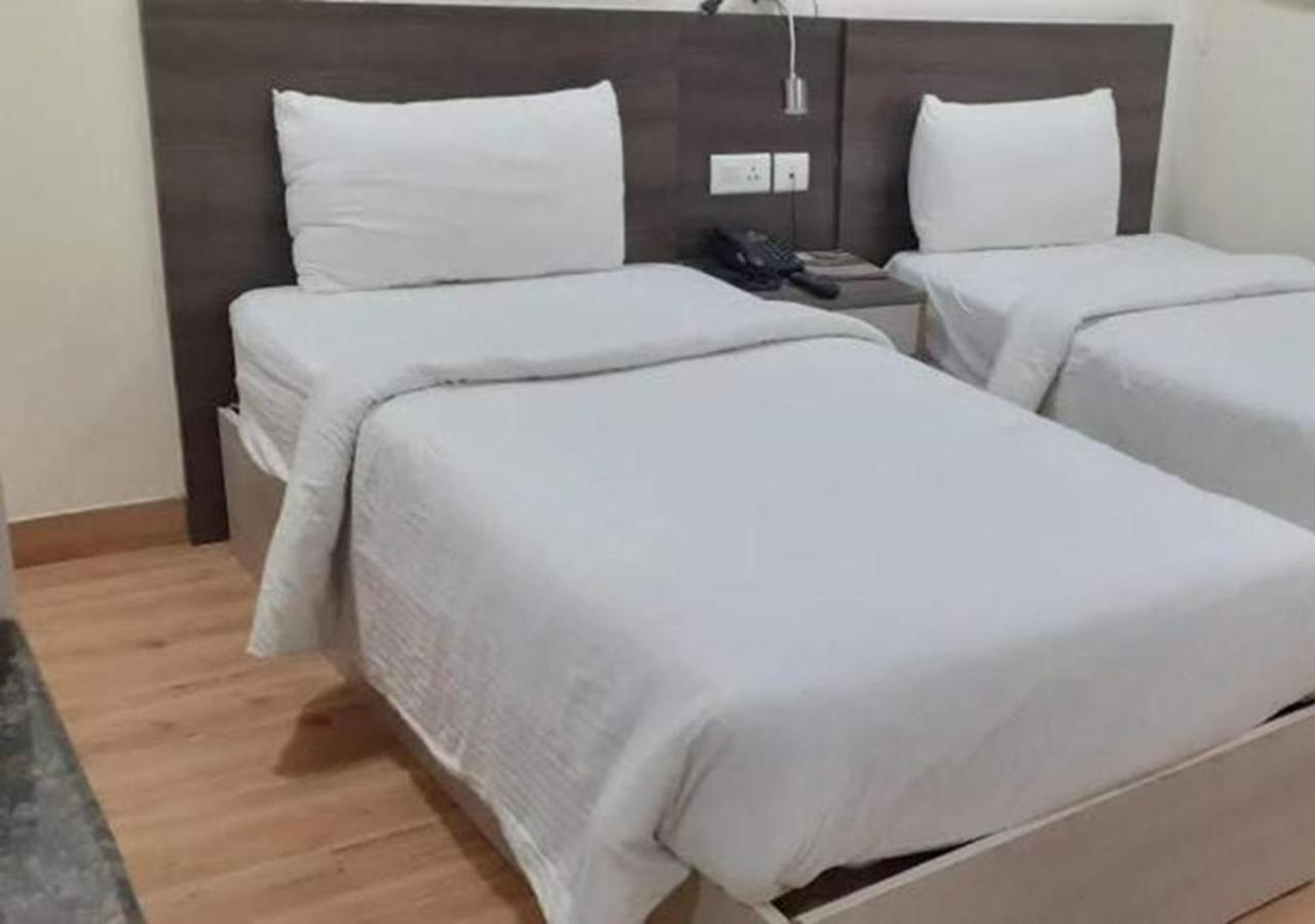 Hyphen Business Hotel Noida Eksteriør bilde