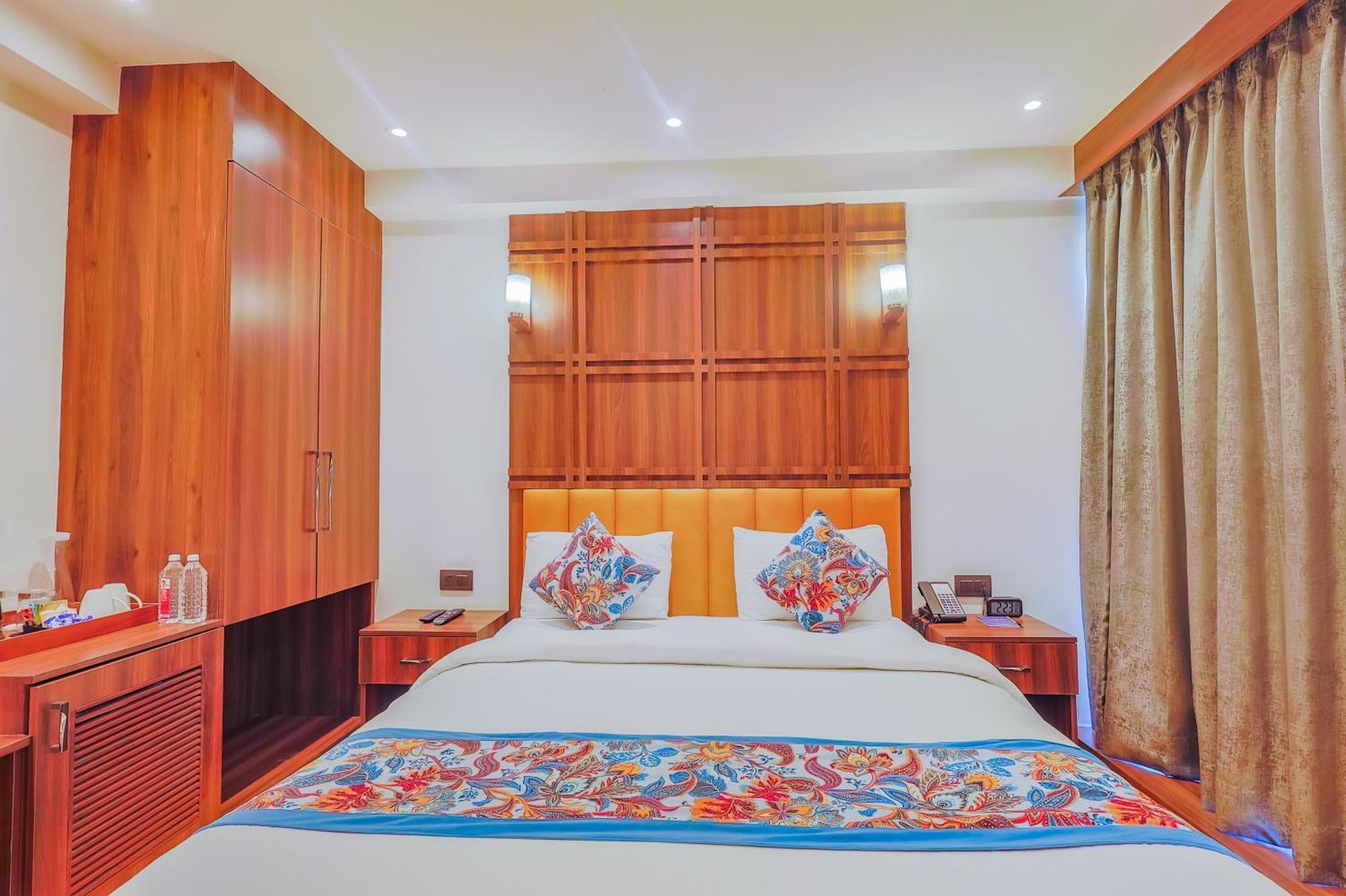 Hyphen Business Hotel Noida Eksteriør bilde