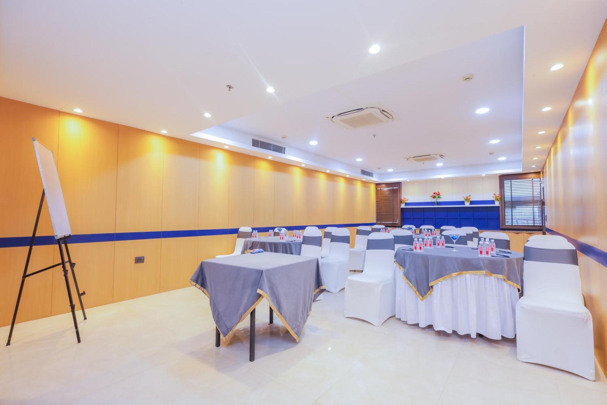 Hyphen Business Hotel Noida Eksteriør bilde