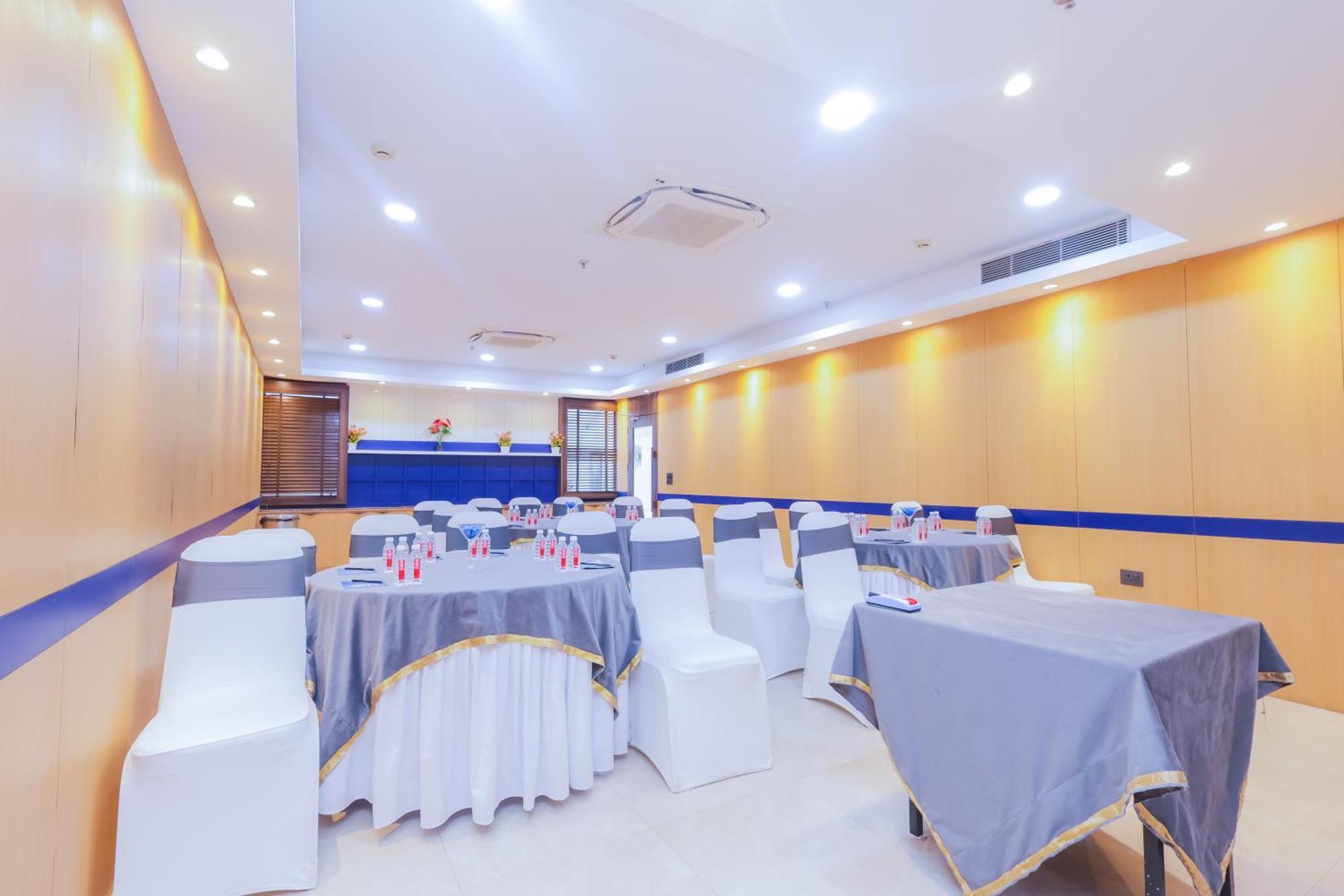 Hyphen Business Hotel Noida Eksteriør bilde